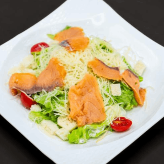 Sezar salatı hisə verilmiş qızıl balıq ilə YENİ DAD