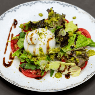 Burrata pendiri ilə mix salat YENİ DAD