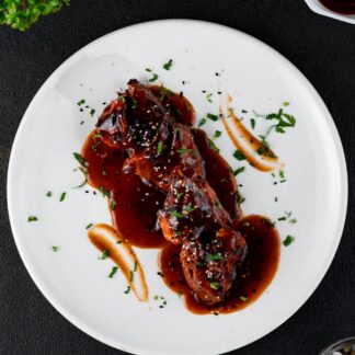 Toyuq qanadları barbekyu sousunda